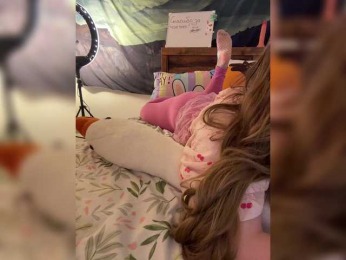 LittleDelora bongacams stream image