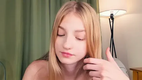 DreamyGleam stripchat stream image