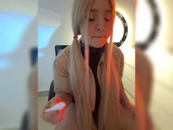 LittleDelora bongacams stream image