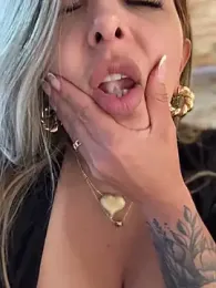 _Abril-Office1 stripchat stream image