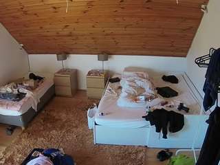 voyeurcam-julmodels-whitebed-2 camsoda stream image