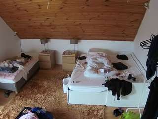 voyeurcam-julmodels-whitebed-2 camsoda stream image