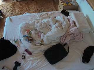 voyeurcam-julmodels-whitebed-3 camsoda stream image