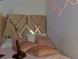 dana-curly camsoda stream image