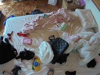 voyeurcam-julmodels-whitebed-3 camsoda stream image