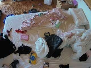 voyeurcam-julmodels-whitebed-3 camsoda stream image