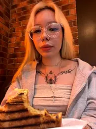 babydolll stripchat stream image