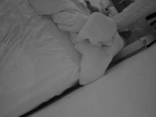 voyeurcam-julmodels-whitebed-4 camsoda stream image, 26.05.2026 18:40