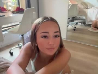 luvlivvyy chaturbate stream image