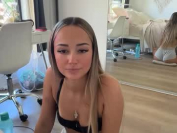 luvlivvyy chaturbate stream image