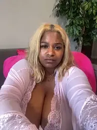 BigFineSelena stripchat stream image