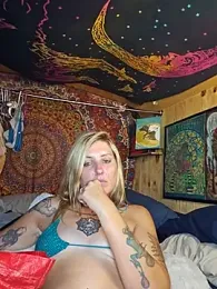 SheIsSomething stripchat stream image